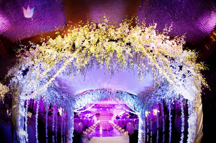 你可以用香氛系统将婚礼打造得个性十足,运用香氛糅合艺术,将两款香调相互叠加,创造出专属于自己的私人香调,一款别致的香调,经得起时光的流逝,闻之便不由回想起婚礼当天的场景,有什么比这更好的呢,建议以卓玺酒店香氛系统点缀走廊、桌面和礼宾区域,让香气萦绕于宾客之间,延续永恒记忆,亦可在餐巾上喷洒些许布料香氛甚至是新郎新娘当日所使用的香氛,令来宾更为融入到婚礼的氛围之中,即使在远桌就座仍旧倍感亲近