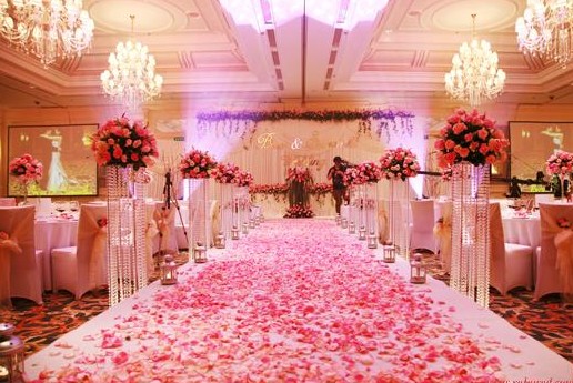 橙花香氛堪称婚礼的绝配。洋溢着传统花卉芬芳的花捧，象征着新人的好运与幸福。如此吉祥的喻意令这款香氛备受新娘们的青睐。橙花香氛洒满婚礼大厅，闪烁的芬芳将来宾包围其中，香气四溢，令人沉醉不已。迷人的蓝风铃香调也十分适合新娘与婚礼气氛，常被选为新娘的“蓝色喜物”——传统上象征着新人的好运